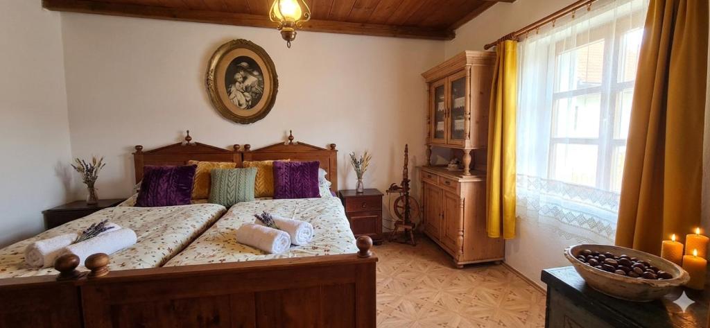 a bedroom with a bed with pillows and a window at Stateček plný zvířátek in Žlebské Chvalovice