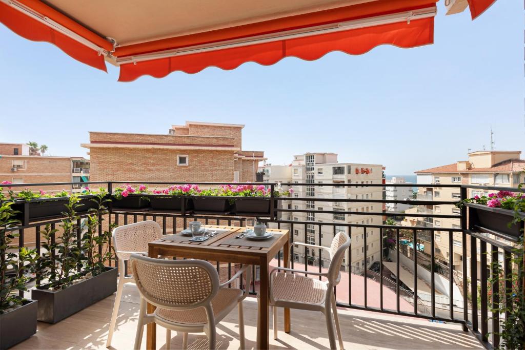 a patio with a table and chairs on a balcony at Bellavista Apartamento Marmen in Málaga