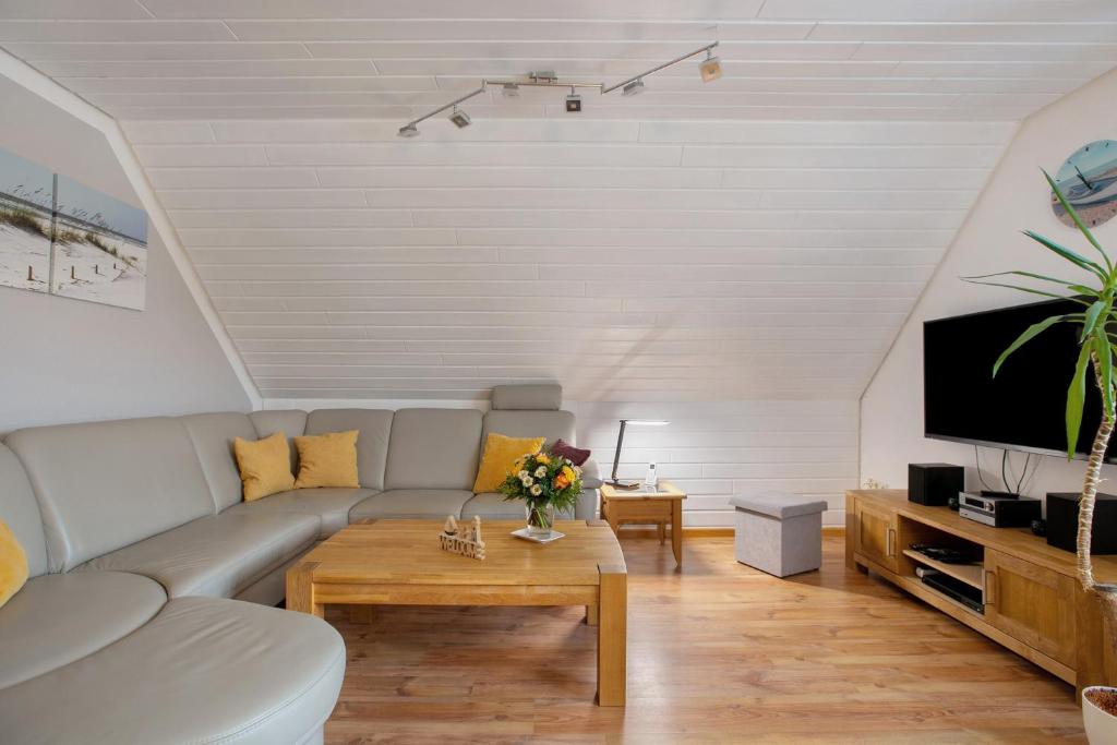 a living room with a couch and a table at Micha's Ferienwohnung in Bredstedt
