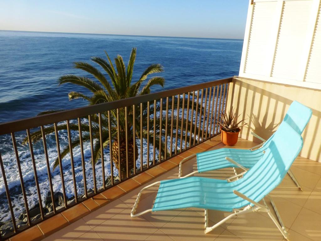 un par de sillas sentadas en un balcón con vistas al océano en Apartment La Rosa (Blaumar), en Sant Andreu de Llavaneres