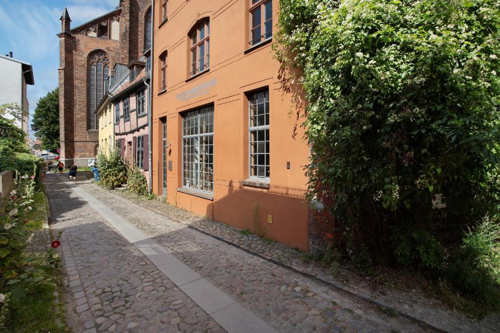 a cobblestone street in front of a building at Alte Seifensiederei 3 in Stralsund