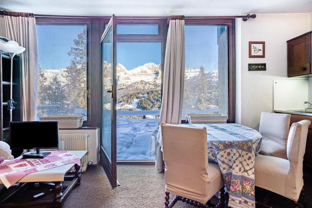 a room with a bed and a desk and a window at 3Tre Patascoss-Madonna di Campiglio in Madonna di Campiglio