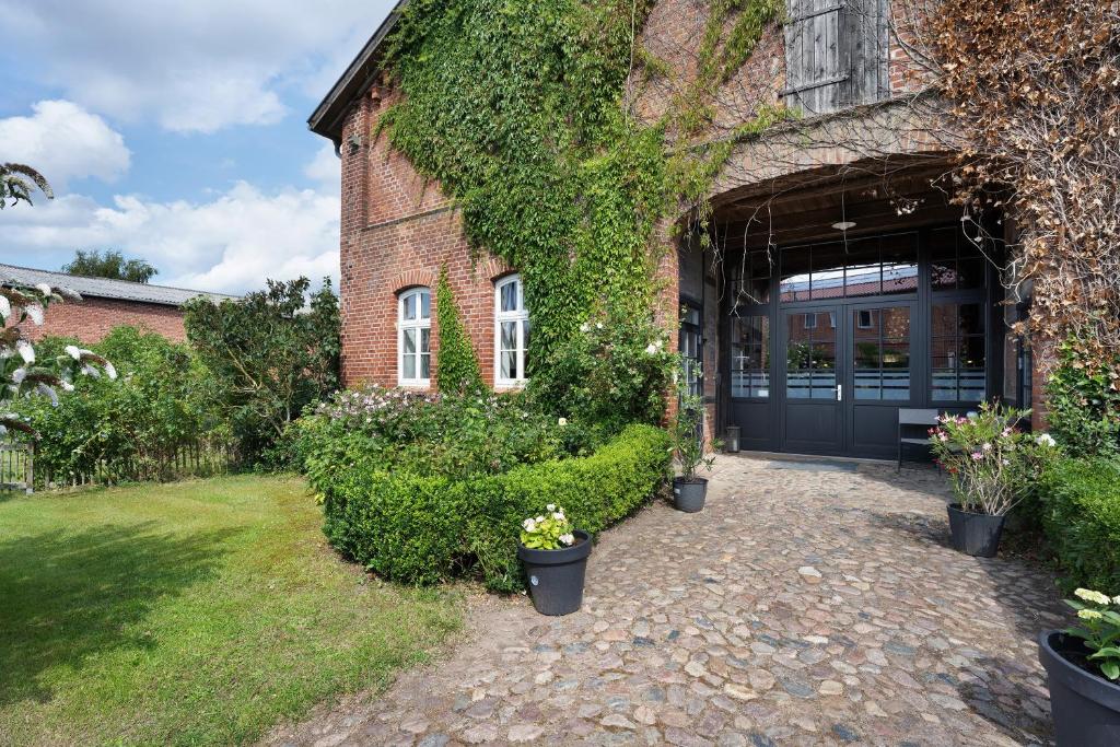 a brick building with ivy on the side of it at Starenhof Ferienhaus in Schlagsdorf