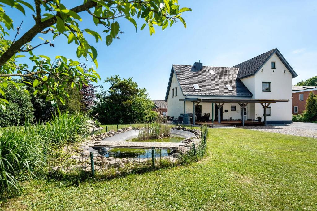 a house with a pond in the yard at Alte Schule Schalkholz in Schalkholz