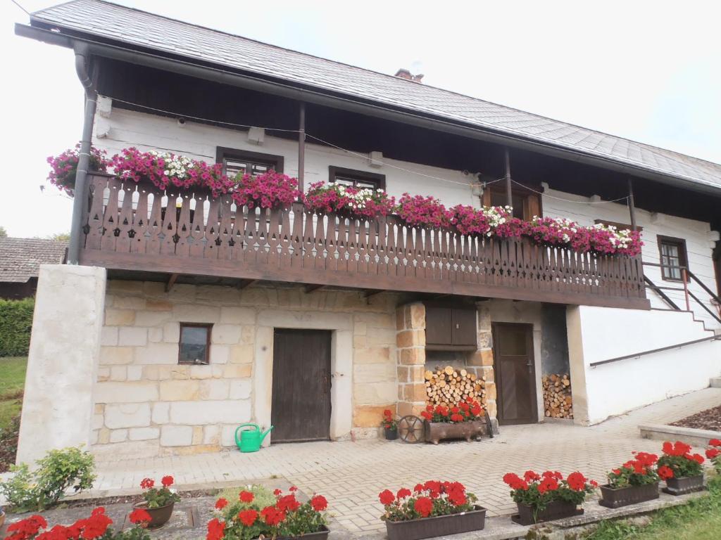 un edificio con un balcón con flores. en Roubenka Doubravice, en Hrubá Skála