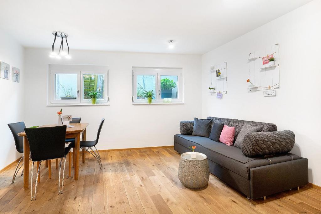 a living room with a couch and a table at Ferienwohnung Kleeblatt in Herbolzheim