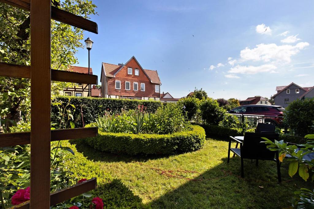 a garden with a house in the background at Kastanienallee 43 in Ilsenburg