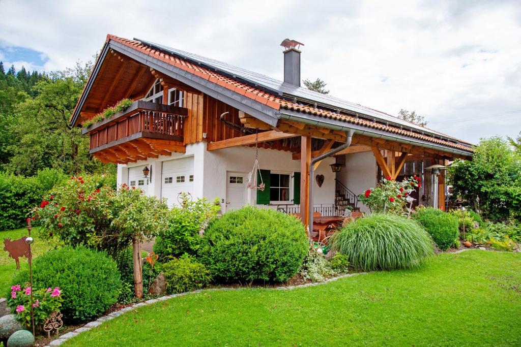 a house with a balcony in a garden at Landhaus Exklusive Appartement in Wiederhofen