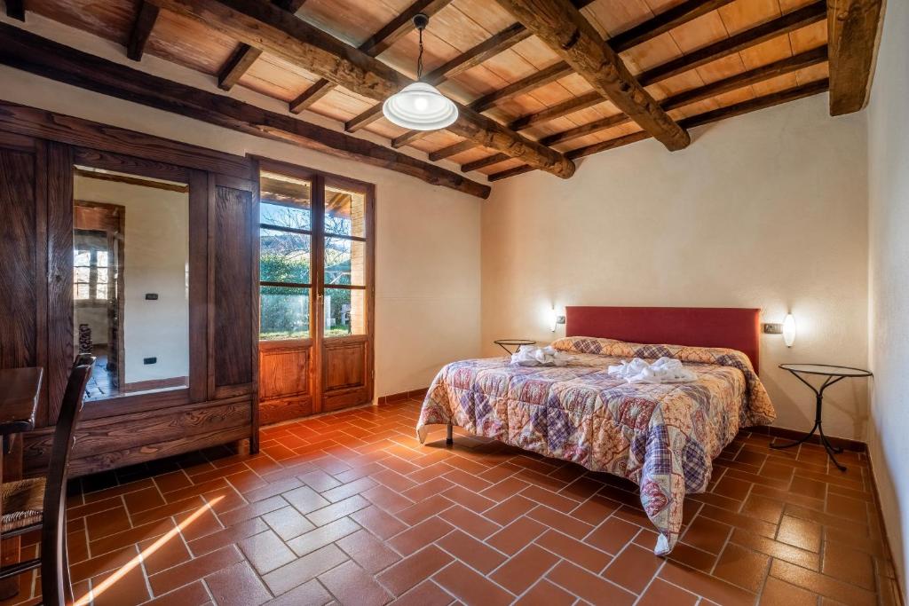 ein Schlafzimmer mit einem Bett und einem großen Fenster in der Unterkunft Edera in Arcidosso