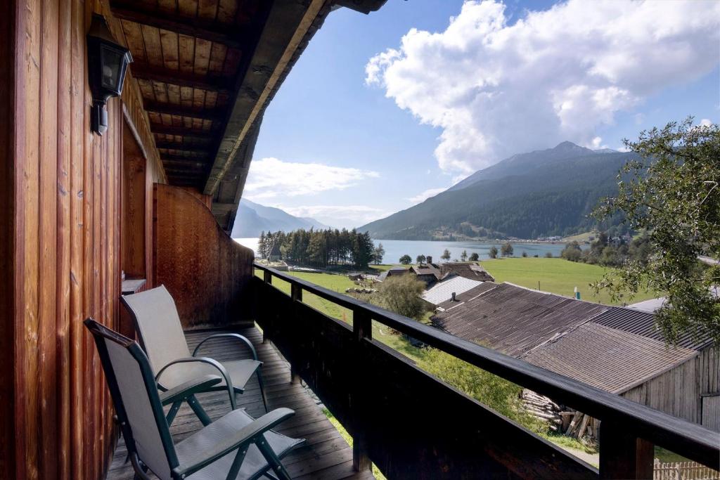 a balcony with two chairs and a view of a mountain at Appartement Egart 3 in Resia