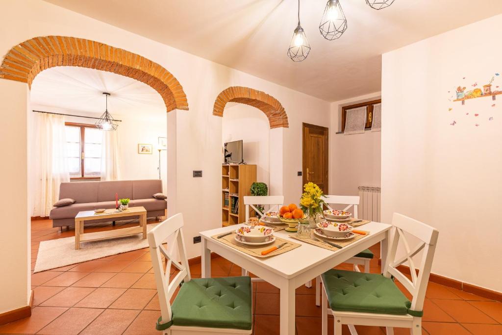 a kitchen and living room with a table and chairs at Il colle dei Frati in Sinalunga