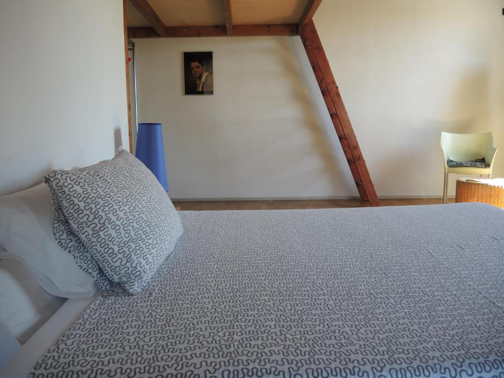 una camera da letto con un letto con un cuscino sopra di La Corte del Noce a Zanica