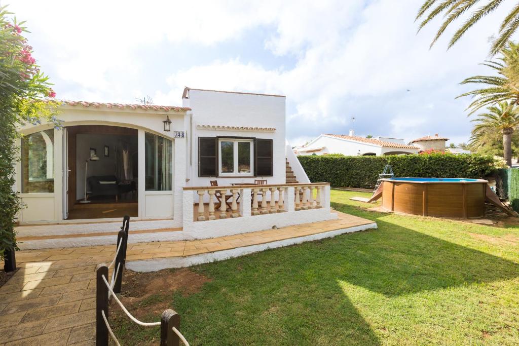 a villa with a pool and a house at 5ª Avenida in S'Algar
