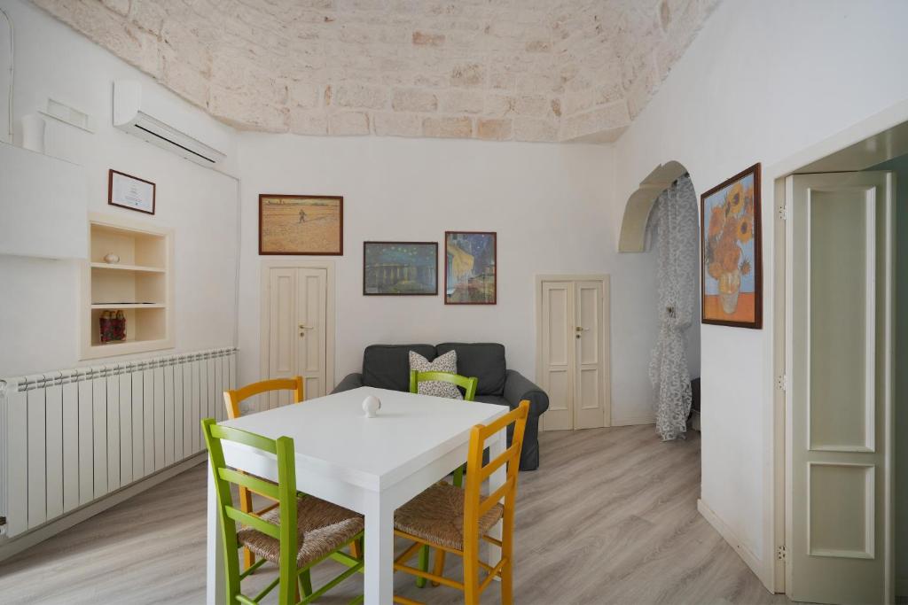 a dining room and living room with a table and chairs at Casa Pà in Ostuni