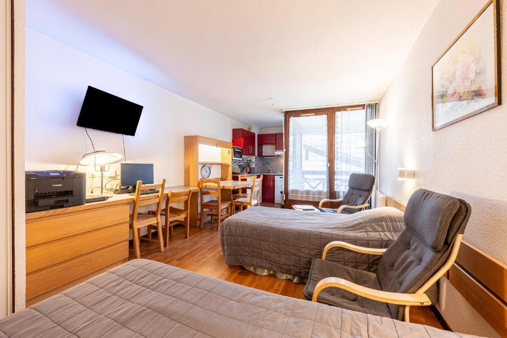 a hotel room with a bed and a living room at Les cybeles - studio 3 personnes in Brides-les-Bains