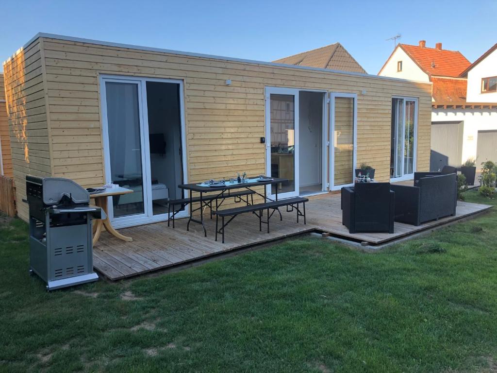 a screened in deck with a table and chairs at Tiny Haus Liederbach in Alsfeld