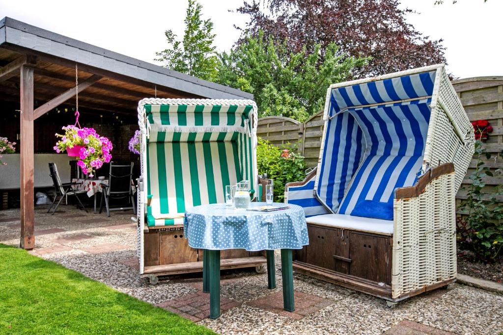 two chairs and a table in a garden at Ferienwohnung 'Ferien bei Buske' in Tellingstedt