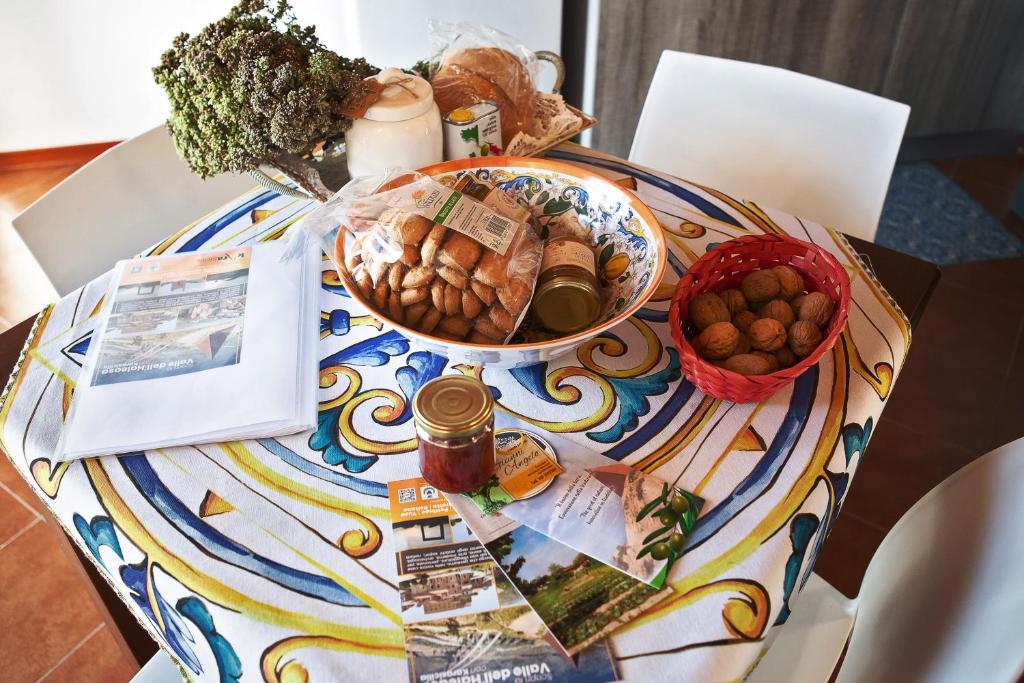 a table with a bowl of food and a basket of nuts at Casa Arconides in Motta D'affermo