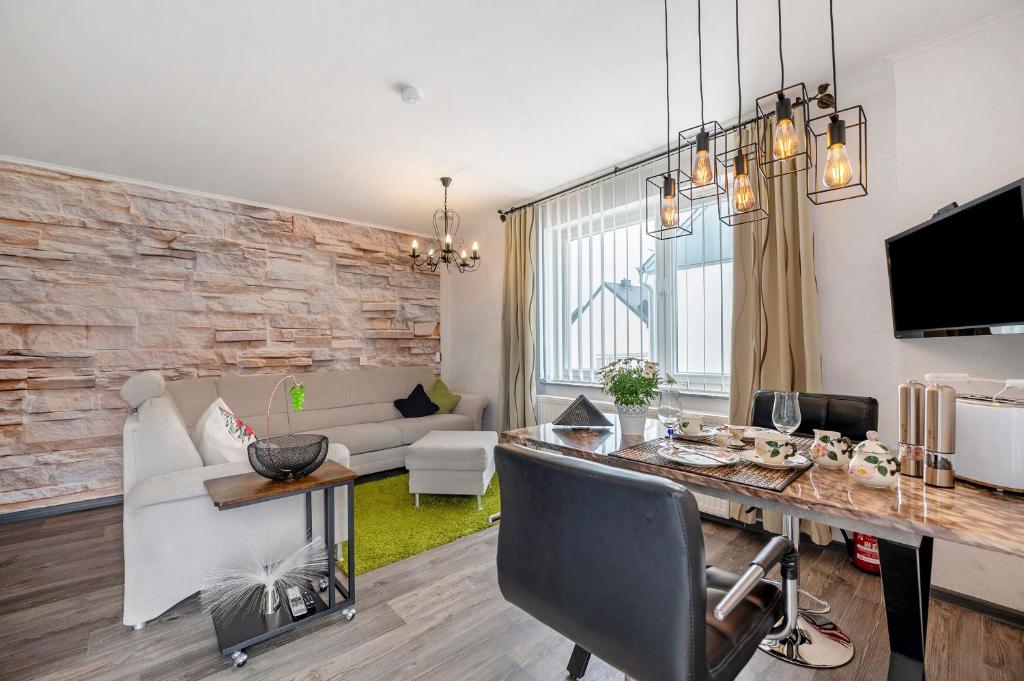 een woonkamer met een tafel en een bank bij Bellevie in Kell