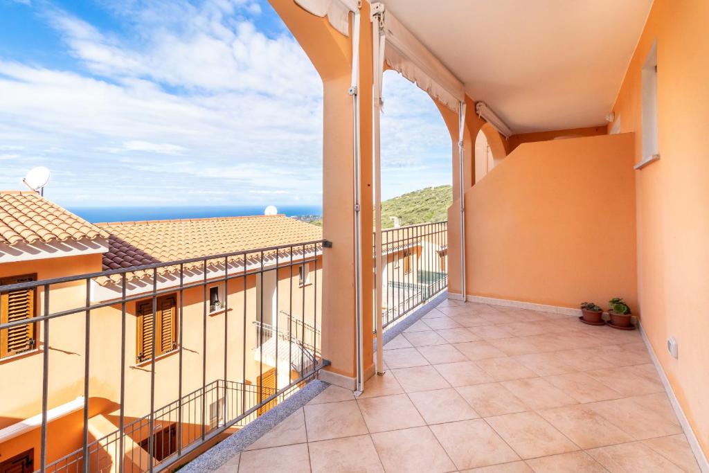 a balcony with a view of the ocean at Frisaia F3 in Isola Rossa