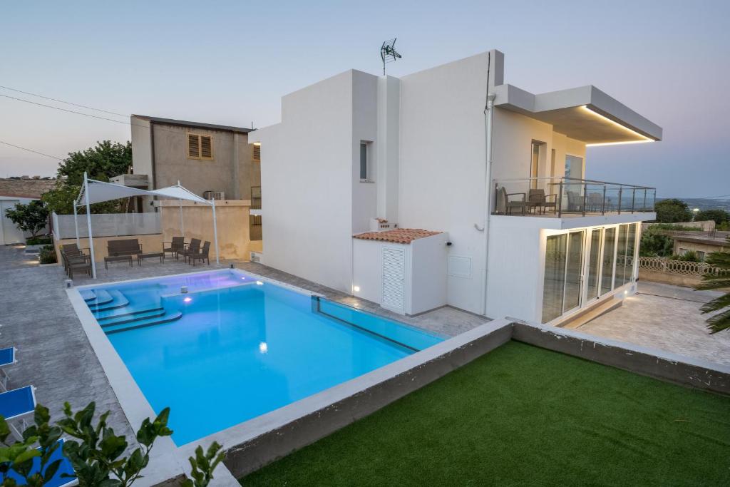 a swimming pool in the backyard of a house at Villa Vani - Appartamento 2 in Marina di Ragusa
