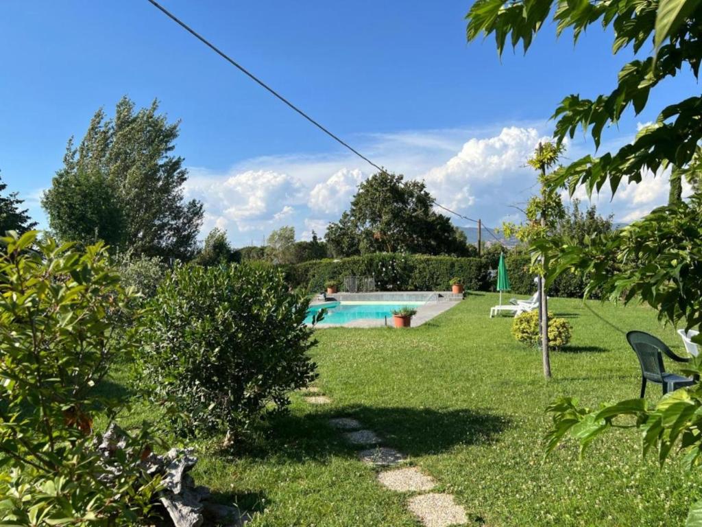 a garden with a swimming pool in a yard at Papà Giuseppe La Cantina in Cortona