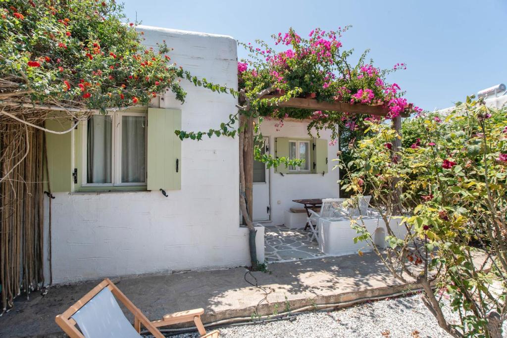 a house with flowers on the side of it at Green Retreats 1 Paros in Isterni