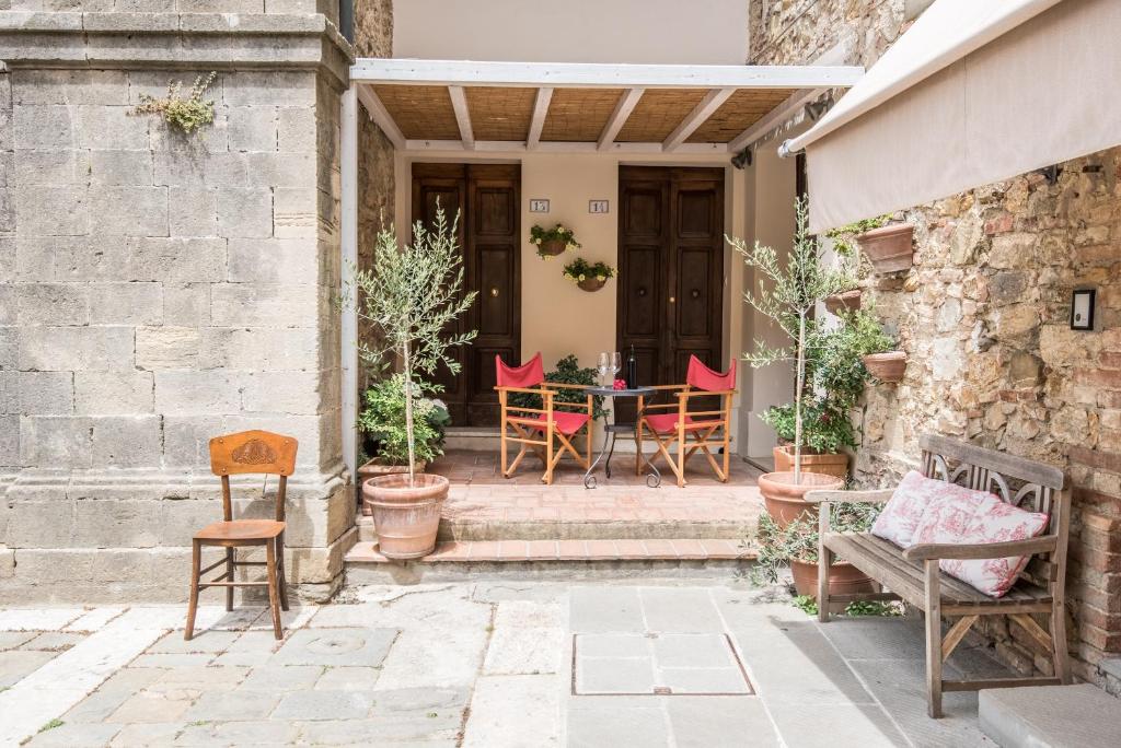 a patio with chairs and a table on a building at Radicondoli Studio in Radicondoli