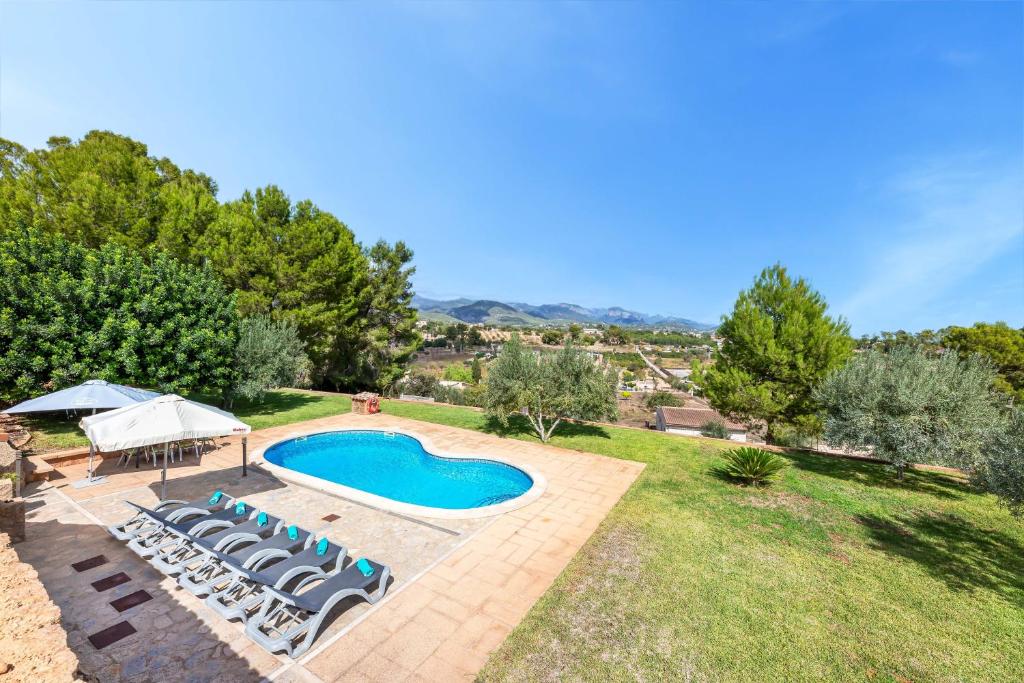 an image of a swimming pool in a yard at Can Mirló in Marratxí 