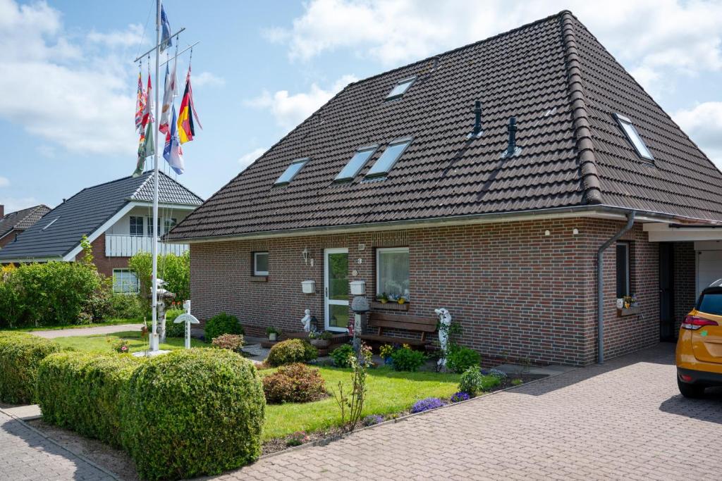 a brick house with a bench in the front yard at Ferienwohnung Storchennest in Burg