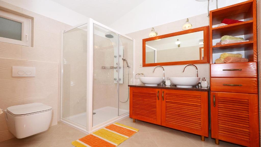 Koupelna v ubytování Gem of the sea luxury beach apartment with brand new heating infinity pool
