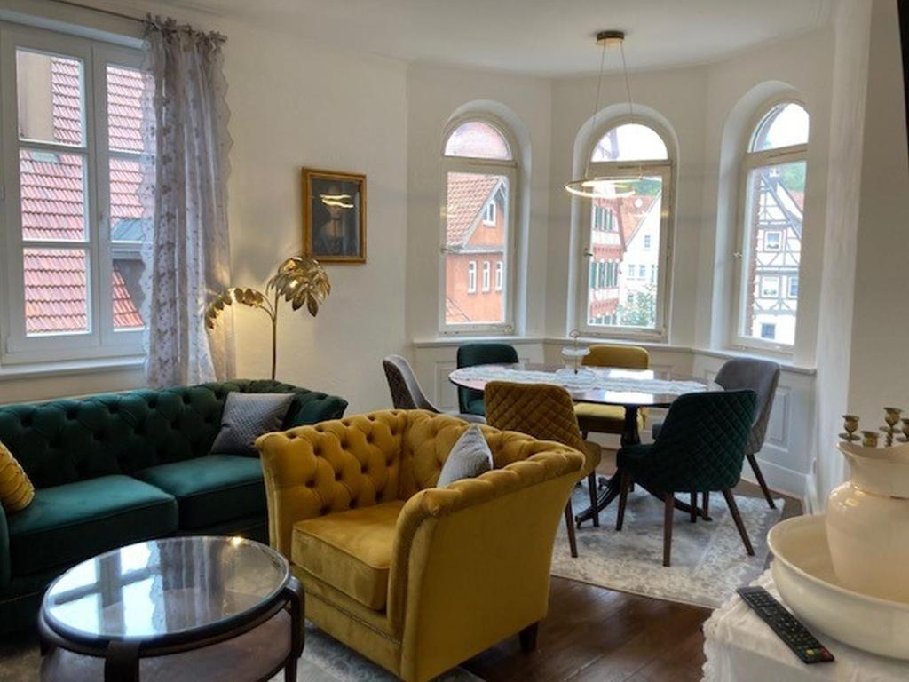 a living room with a couch and a table at Ferienwohnung Grete in Münsingen