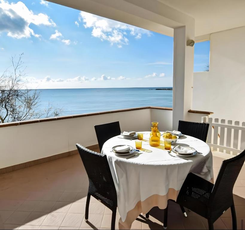 a dining room with a table and a view of the ocean at Mediterranea in Torre Pali