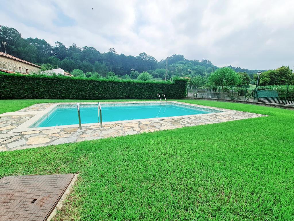 a swimming pool in the middle of a yard at Romántico apartamento con piscina in Vargas