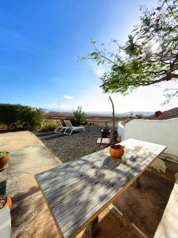 a wooden picnic table with a view of the desert at La gloria nature & relax in Puerto del Rosario