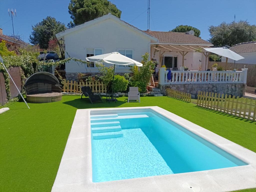 a backyard with a swimming pool and green grass at Montepino in Maello
