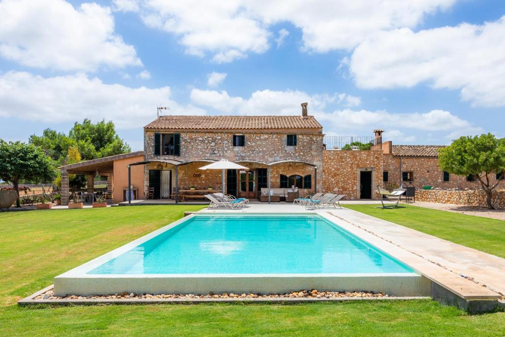 an exterior view of a villa with a swimming pool at Sa Pleta in Manacor