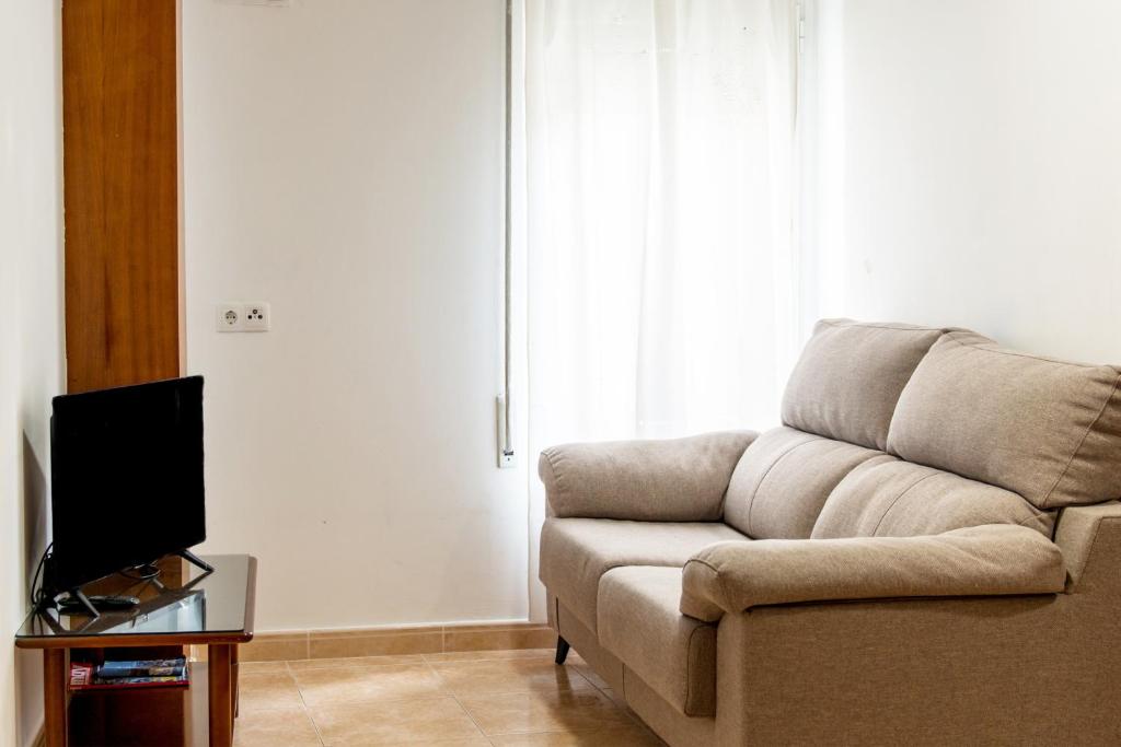 a living room with a couch and a tv at Blanch 1 in Tremp