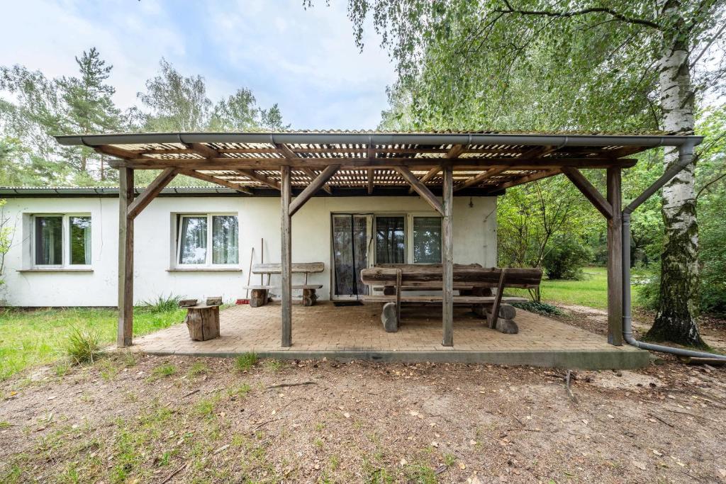 a pavilion with a picnic table and a bench at Bungalow 41 - Kimbucht in Reichendorf