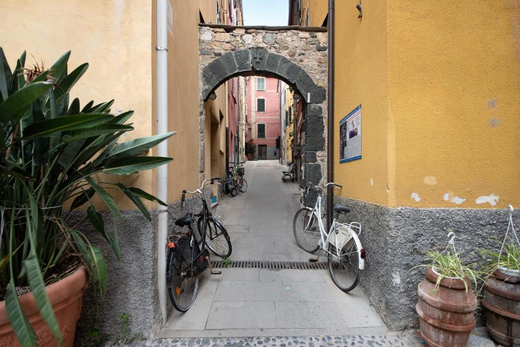 eine Gasse, in der Fahrräder an der Seite eines Gebäudes geparkt sind. in der Unterkunft Casa Deiva in Deiva Marina