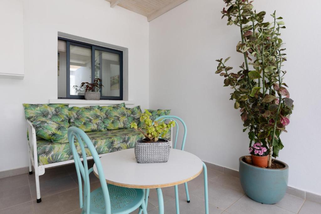 ein Wohnzimmer mit einem Tisch und einem Sofa in der Unterkunft Ternemoyschool in Pájara