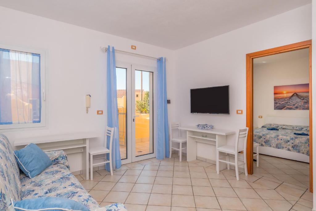 a living room with a couch and a desk at Appartamento Murena 1 in La Maddalena