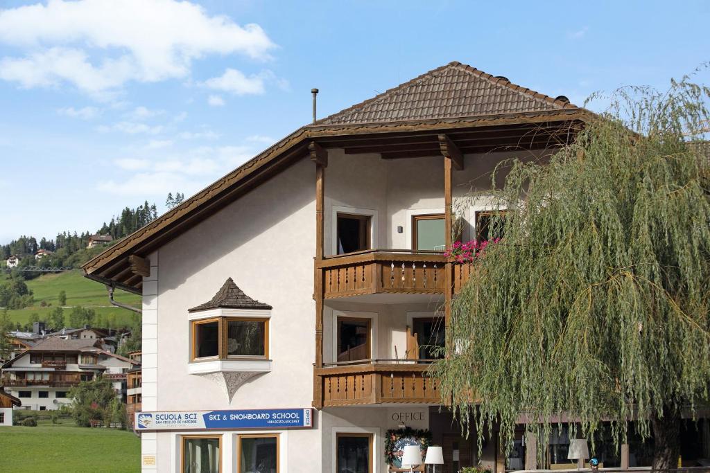 a building with a balcony on top of it at Rosalpina Apt 4 in San Vigilio Di Marebbe