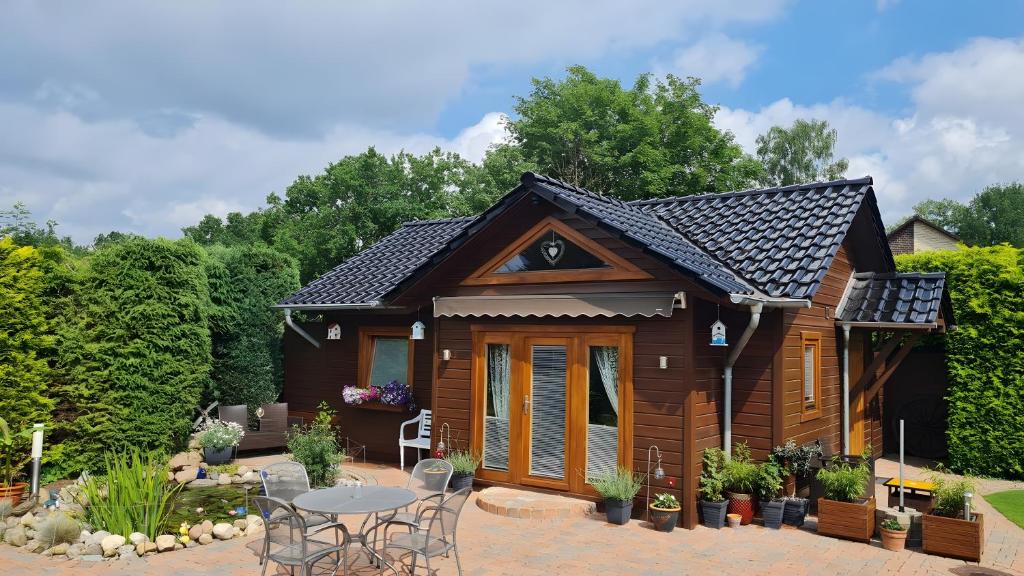 a small wooden cabin with a table and chairs at Ferienhaus Burg Celle in Celle