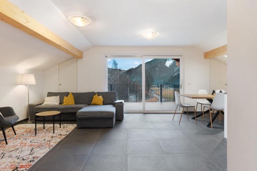 ein Wohnzimmer mit Sofa und Tisch in der Unterkunft Talferblick Stern in Sarntal