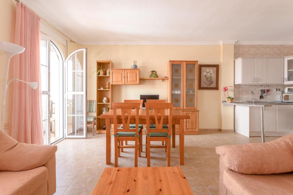a kitchen and dining room with a table and chairs at Planta uno Valle de Abdalajis in Valle de Abdalagís