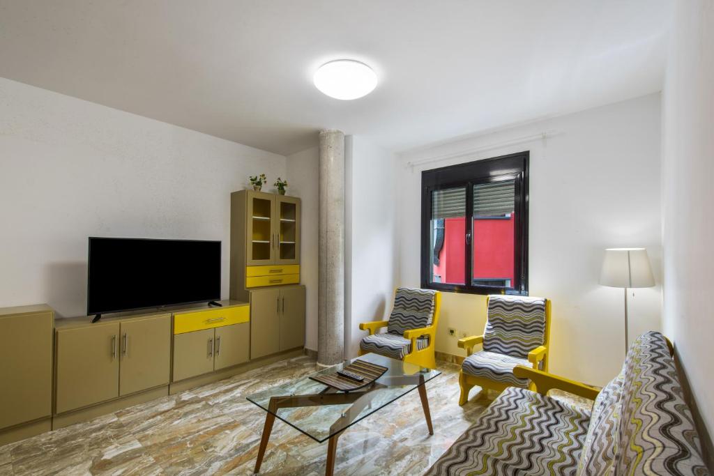 a living room with two chairs and a television at Lujan 3c Entre Cielo Y Mar in Puntallana