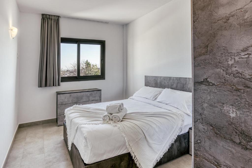 a bedroom with a bed with a teddy bear on it at Giuliano Superior para 4 personas in Empuriabrava