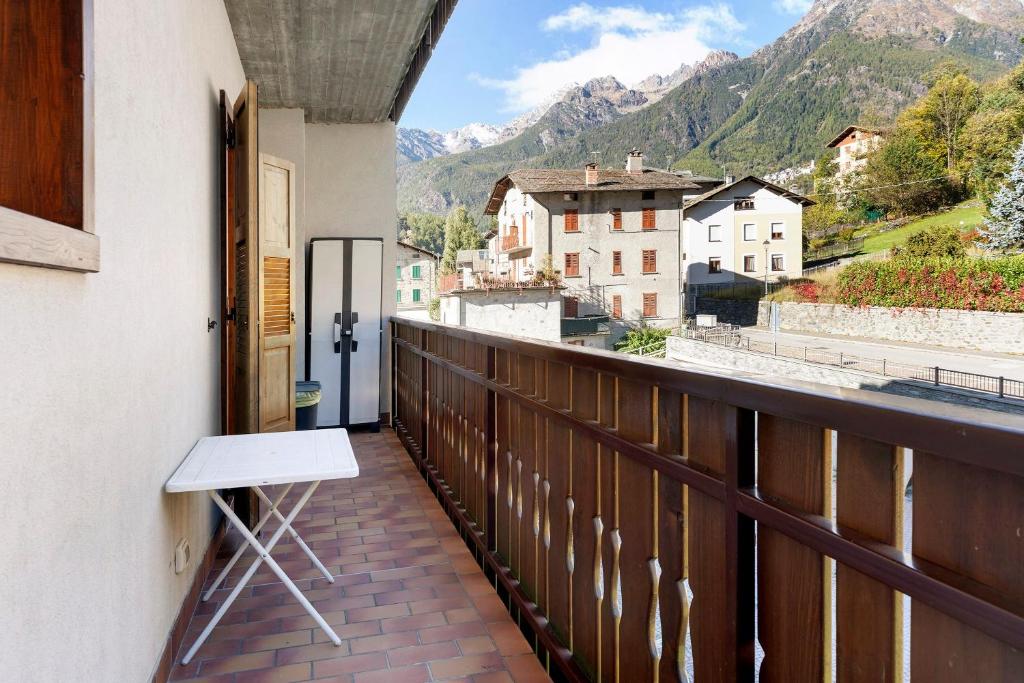 a balcony with a table and a view of mountains at Super Mini Appartamento Lanzada in Lanzada