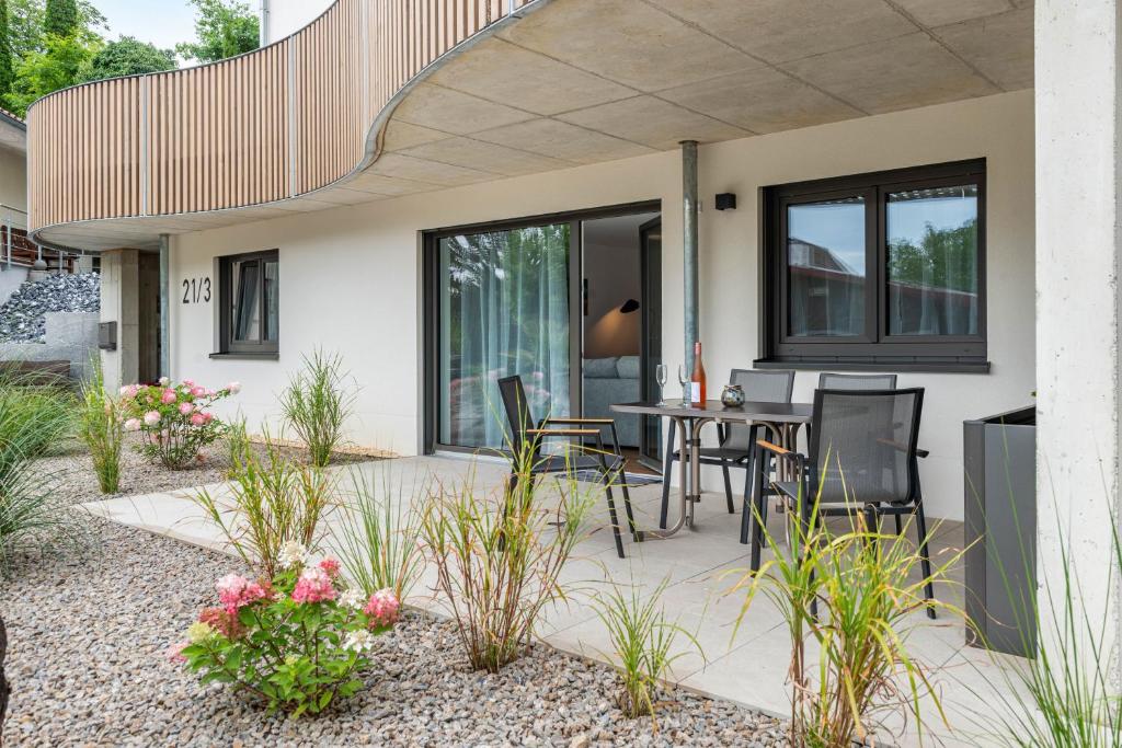 a house with a patio with a table and chairs at Apartment Jegle in Salem